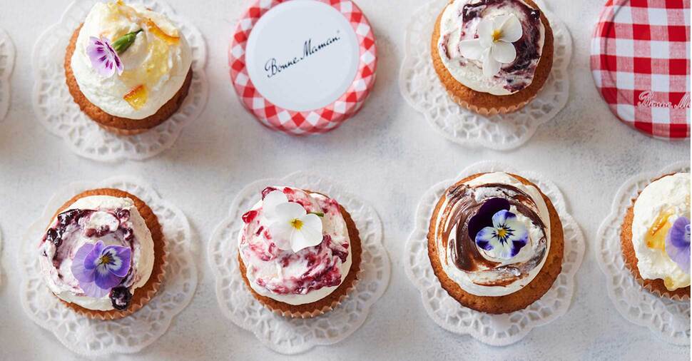 Vlierbloesem-cupcakes avec des fleurs